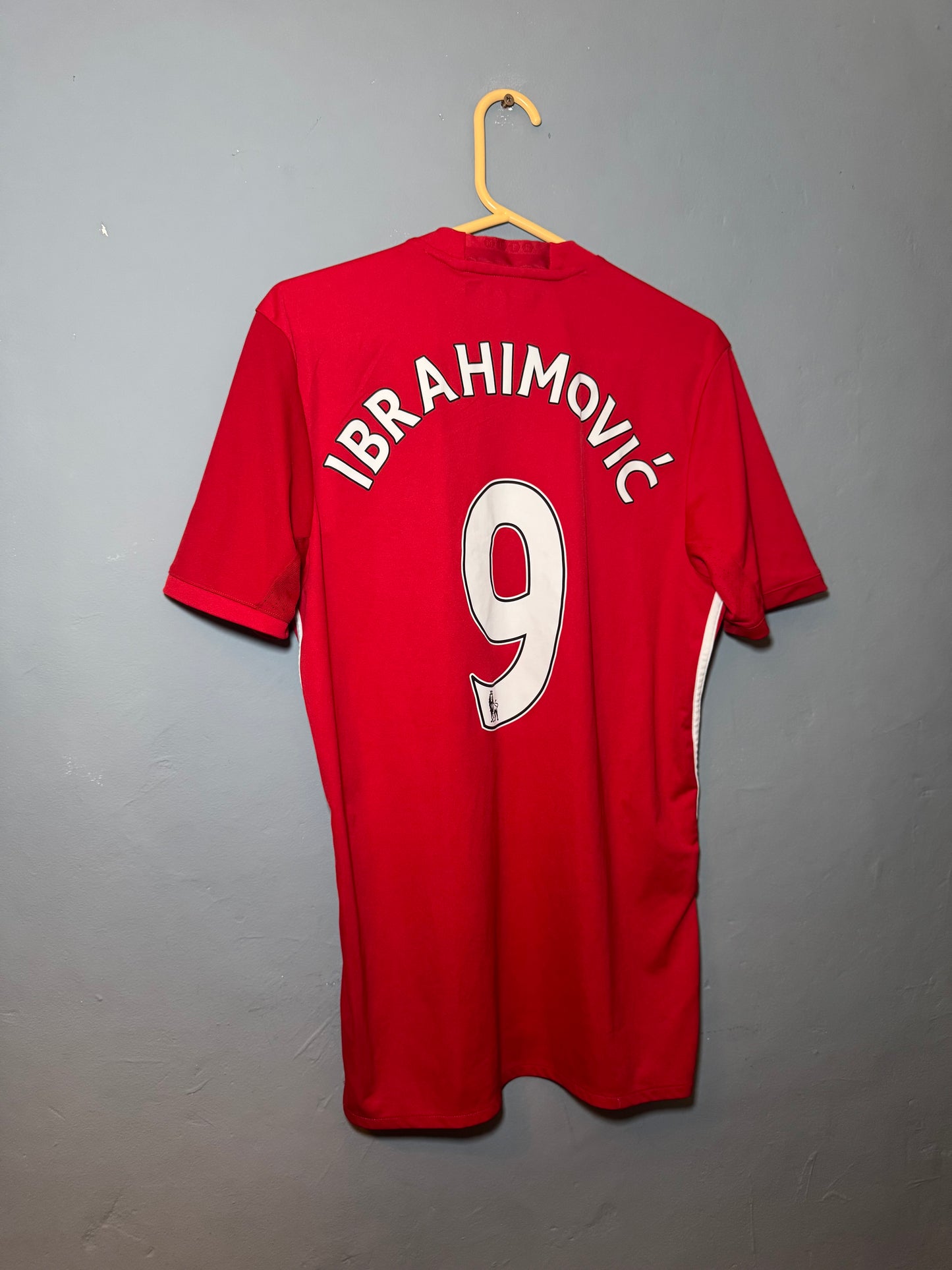 Manchester United Football Shirt - 2016 / 2017 - Home - Medium - #9 Zlatan Ibrahimovic