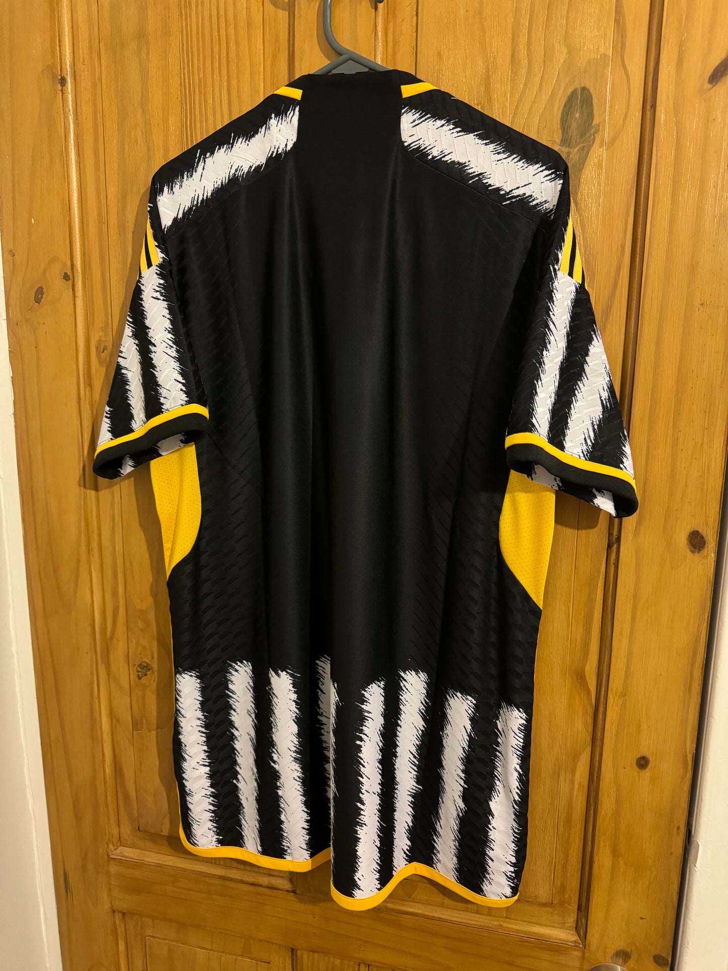 Juventus Football Shirt - 2023 / 2024 - Home - HEAT RDY - Authentic - Large