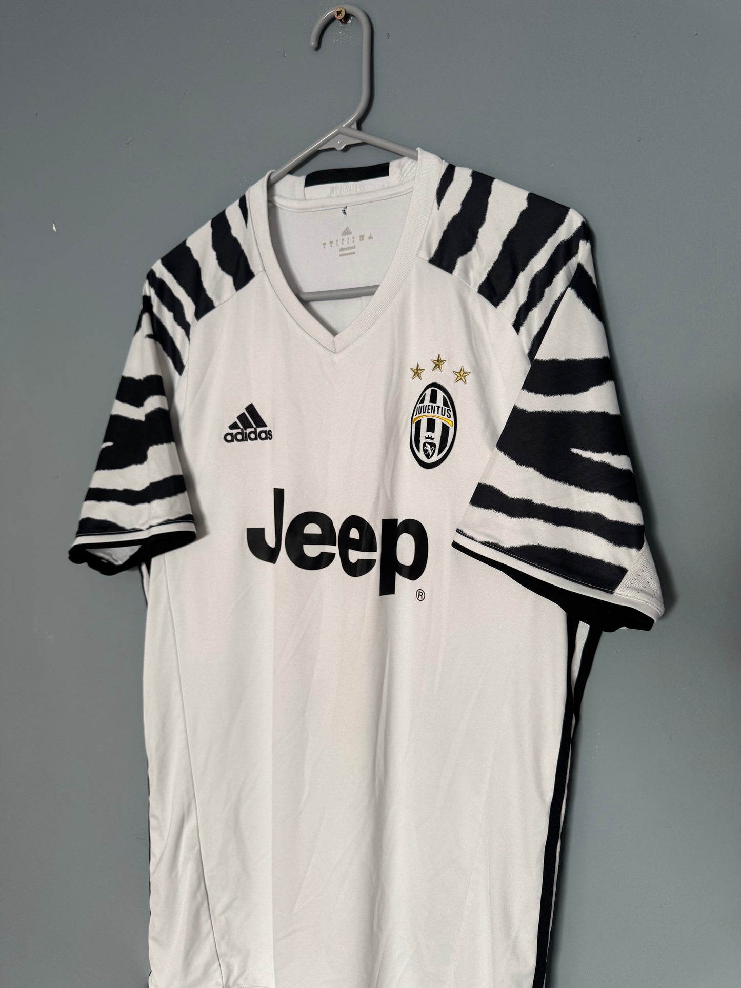Juventus Football Shirt - 2016 / 2017 - Third - Large