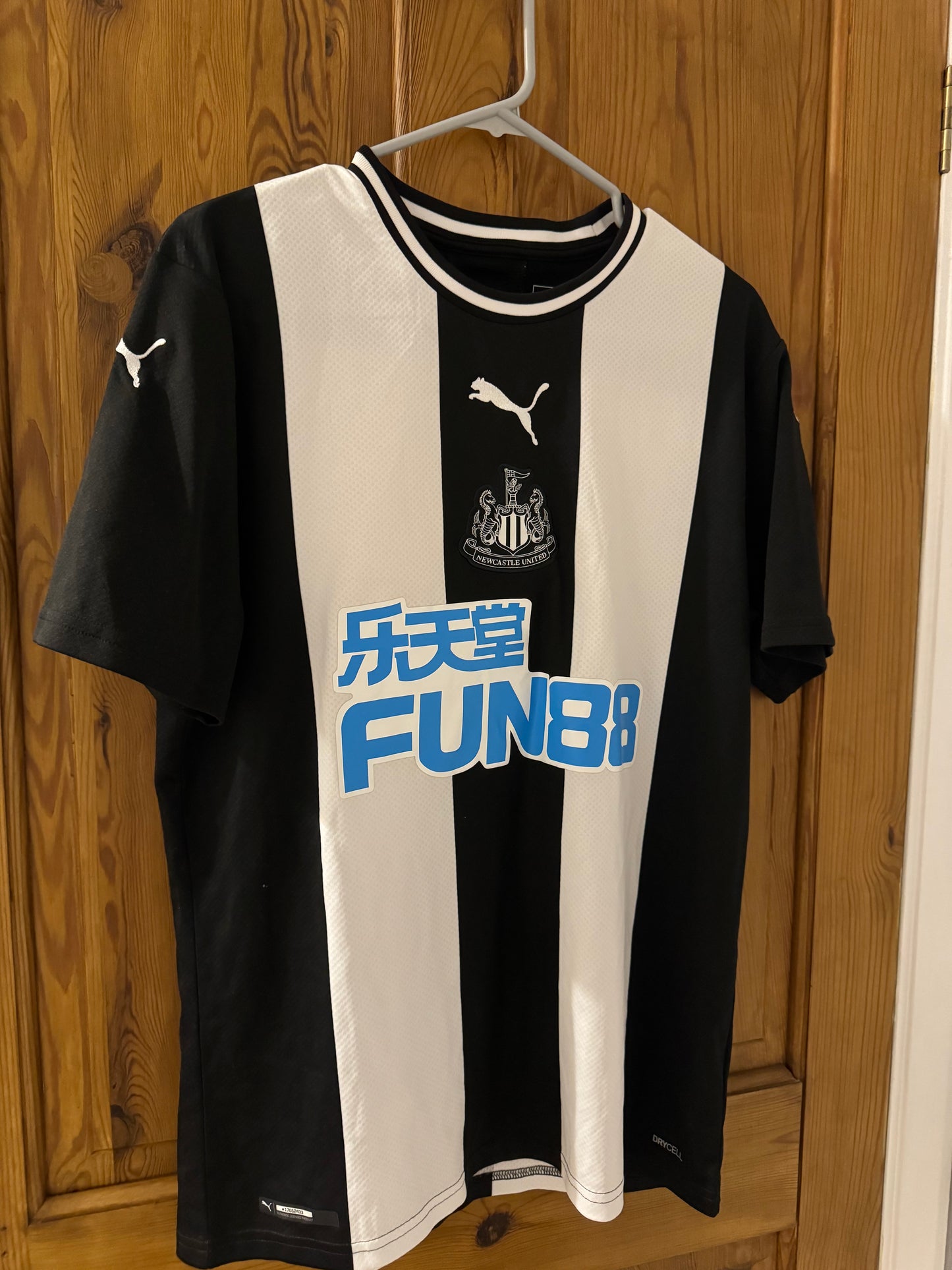 Newcastle Football Shirt - 2019 / 2020 - Home - Medium