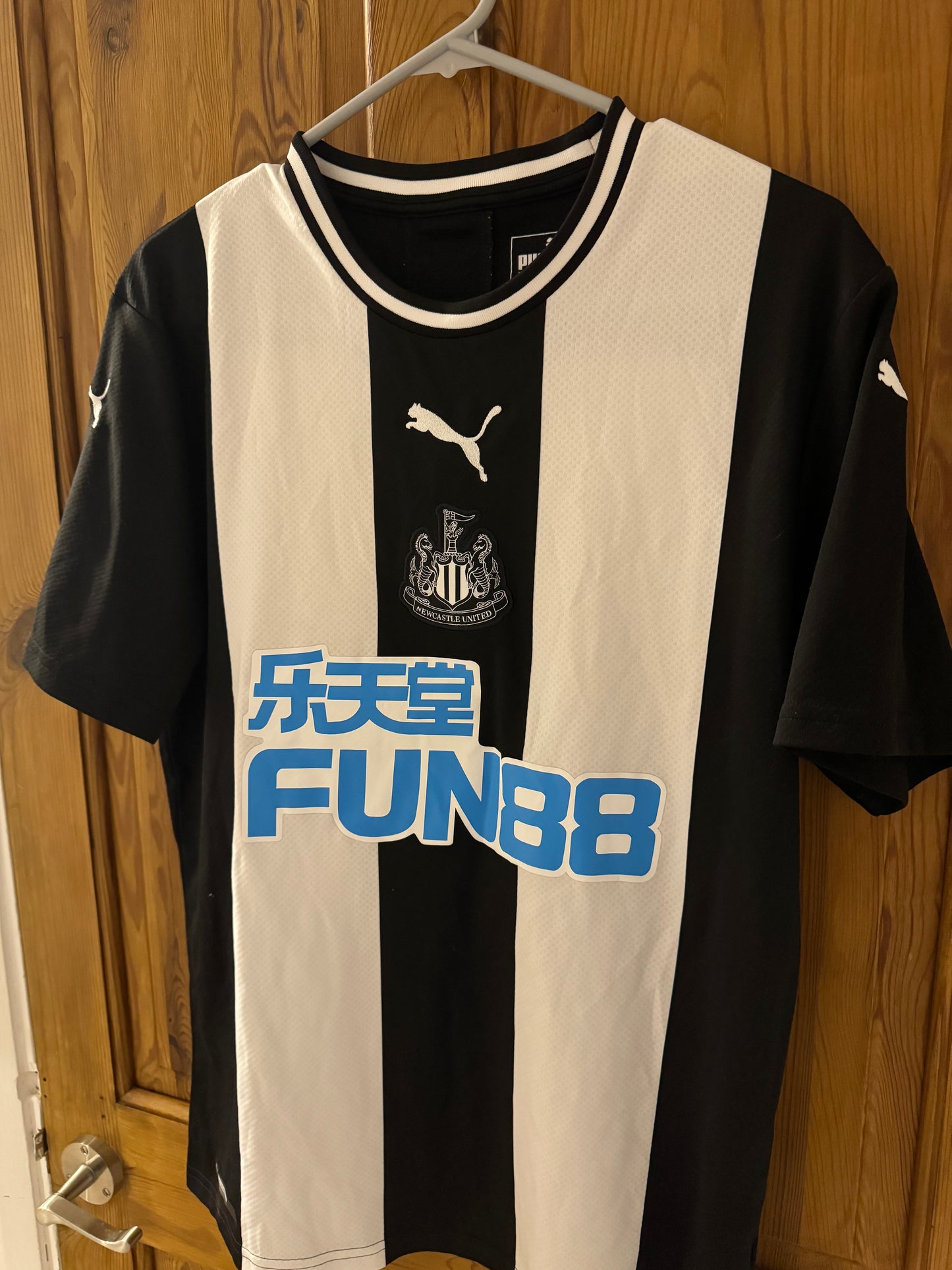 Newcastle Football Shirt - 2019 / 2020 - Home - Medium