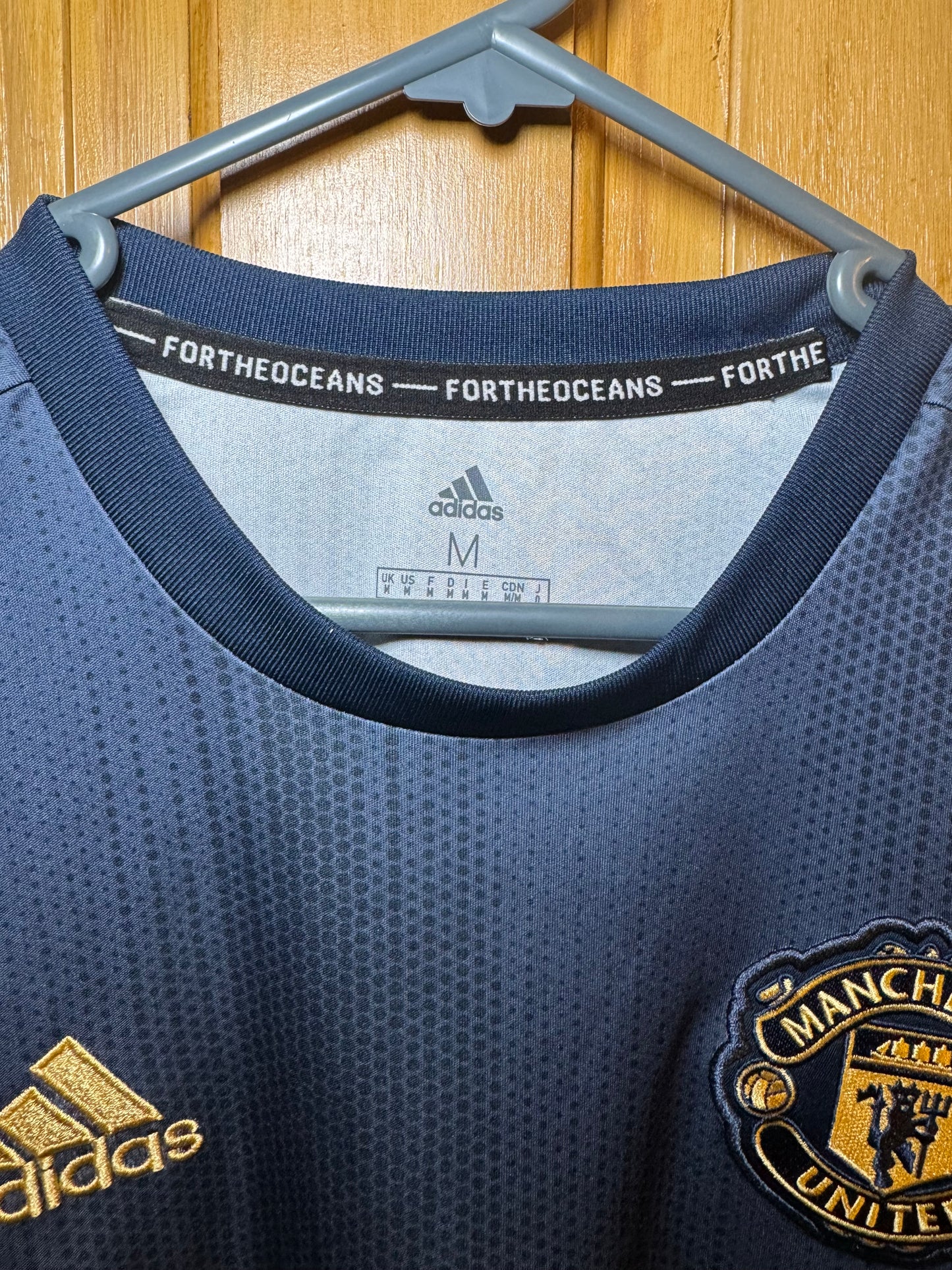 Manchester United Football Shirt - 2018 / 2019 - Third - Medium - #25 Valencia