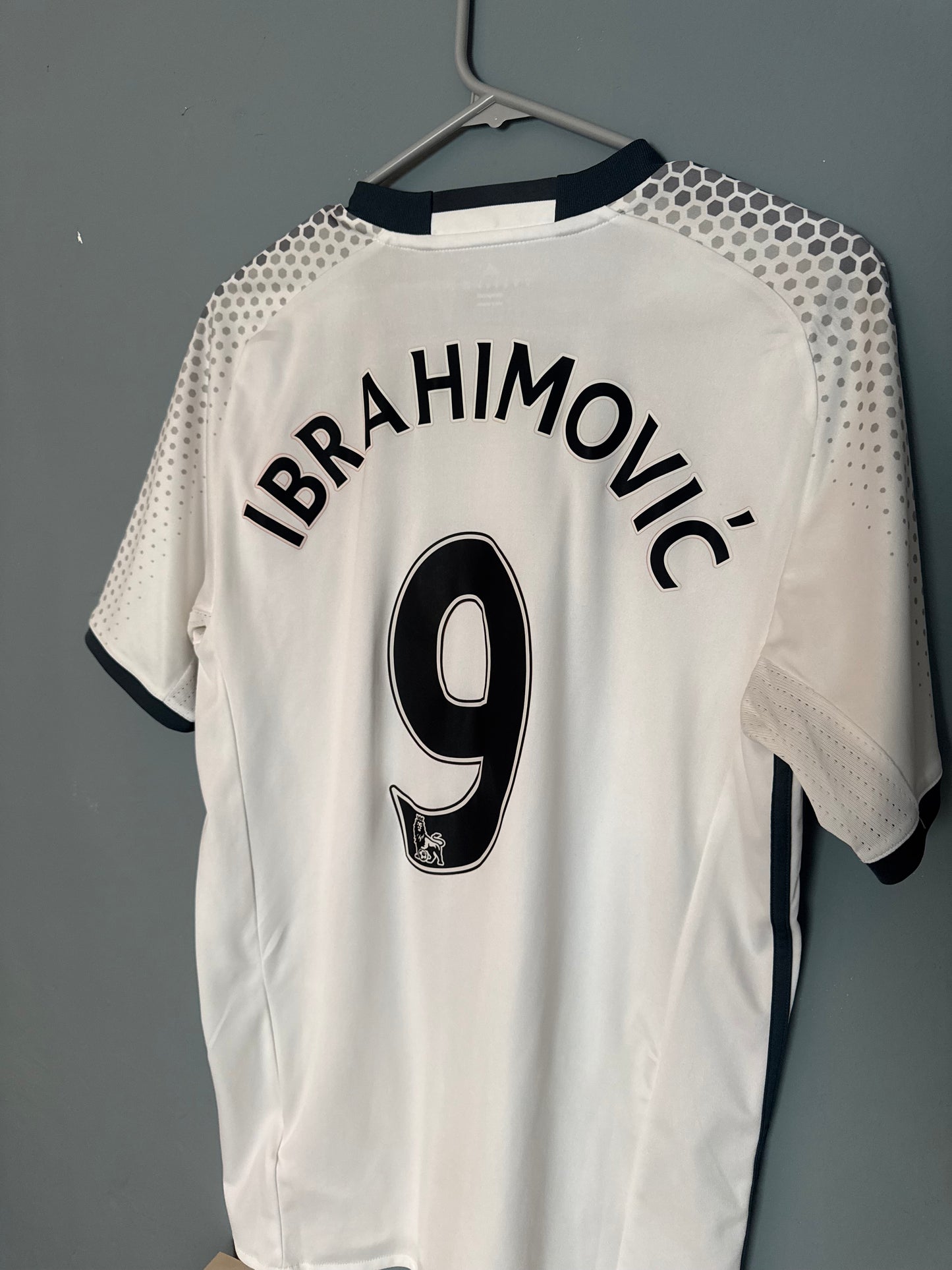 Manchester United Football Shirt - 2016 / 2017 - Third - Medium - #9 Ibrahimovic