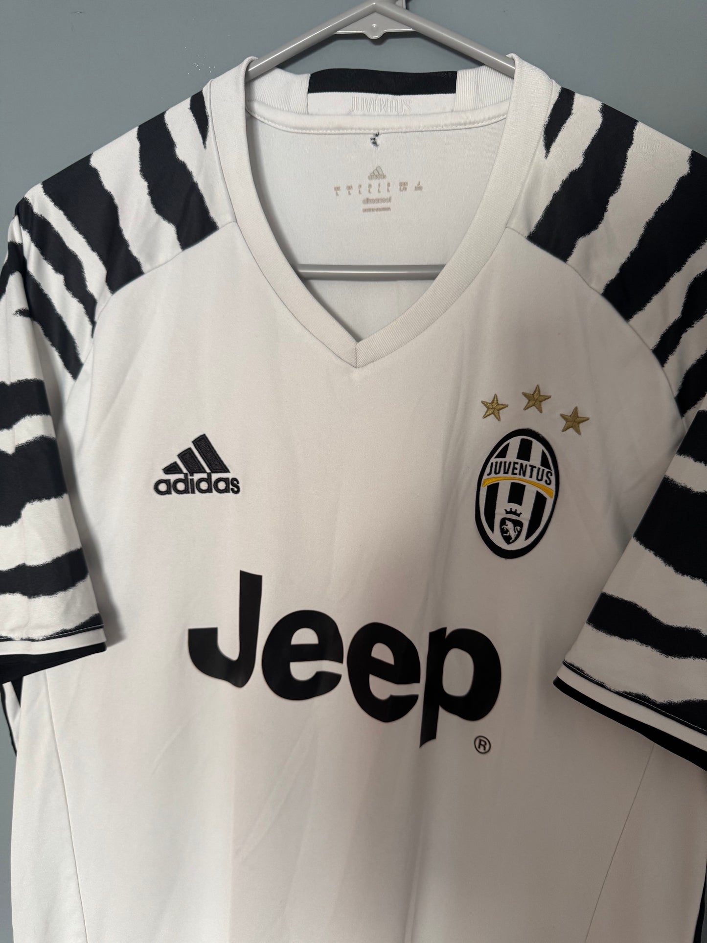 Juventus Football Shirt - 2016 / 2017 - Third - Large
