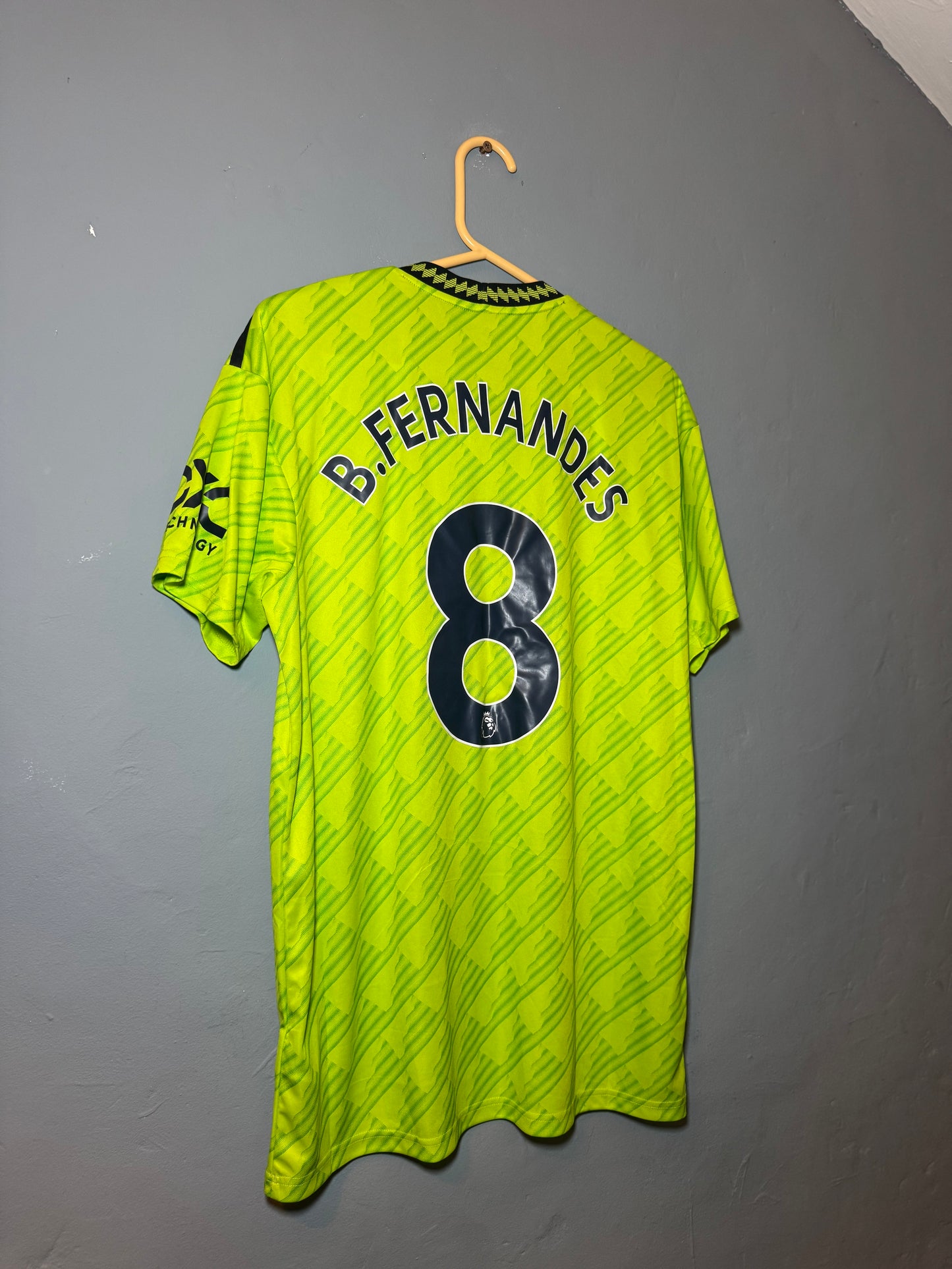 Manchester United Football Shirt - 2022 / 2023 - Third - Large - #8 Bruno Fernandes