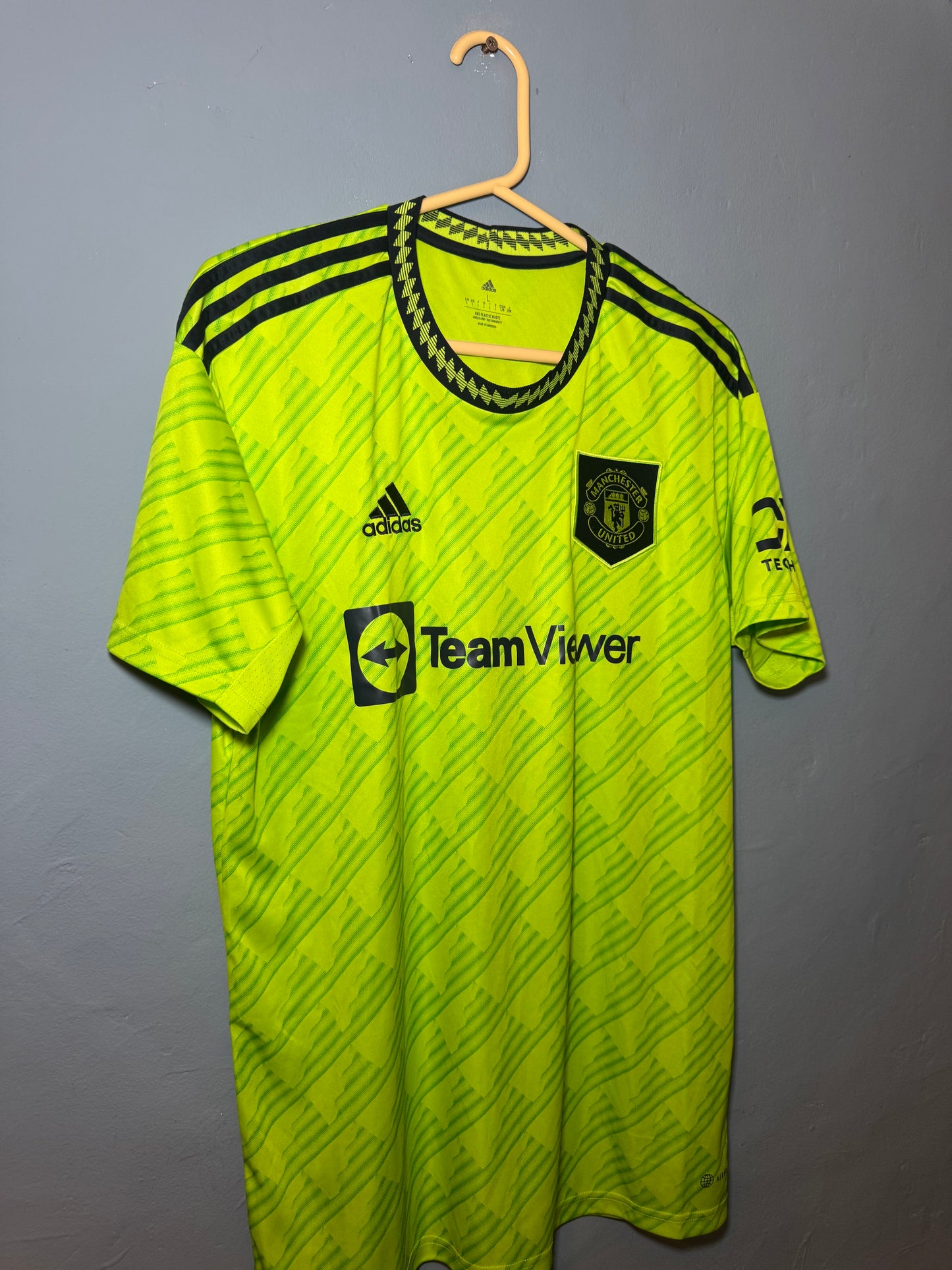 Manchester United Football Shirt - 2022 / 2023 - Third - Large - #8 Bruno Fernandes