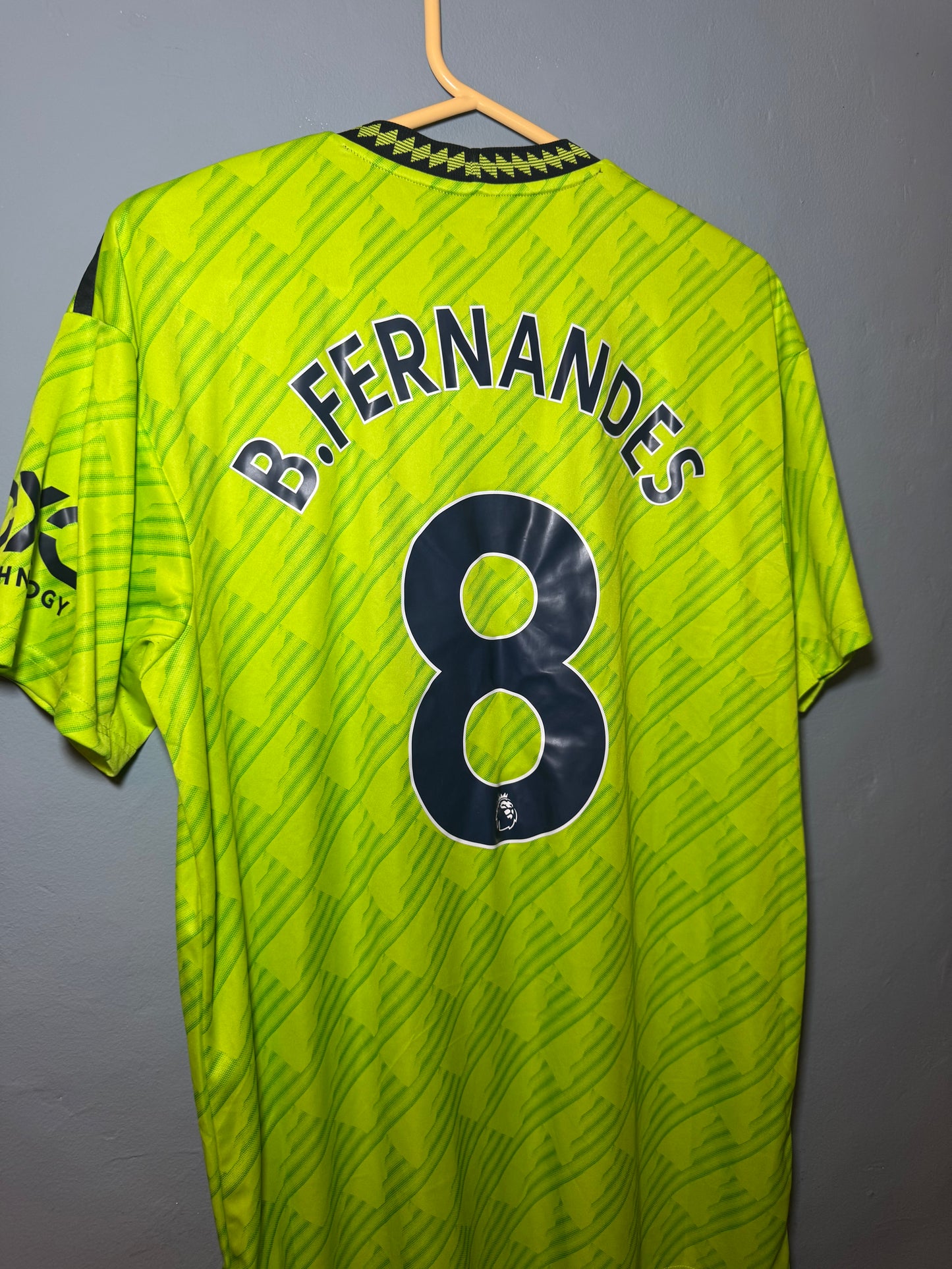 Manchester United Football Shirt - 2022 / 2023 - Third - Large - #8 Bruno Fernandes