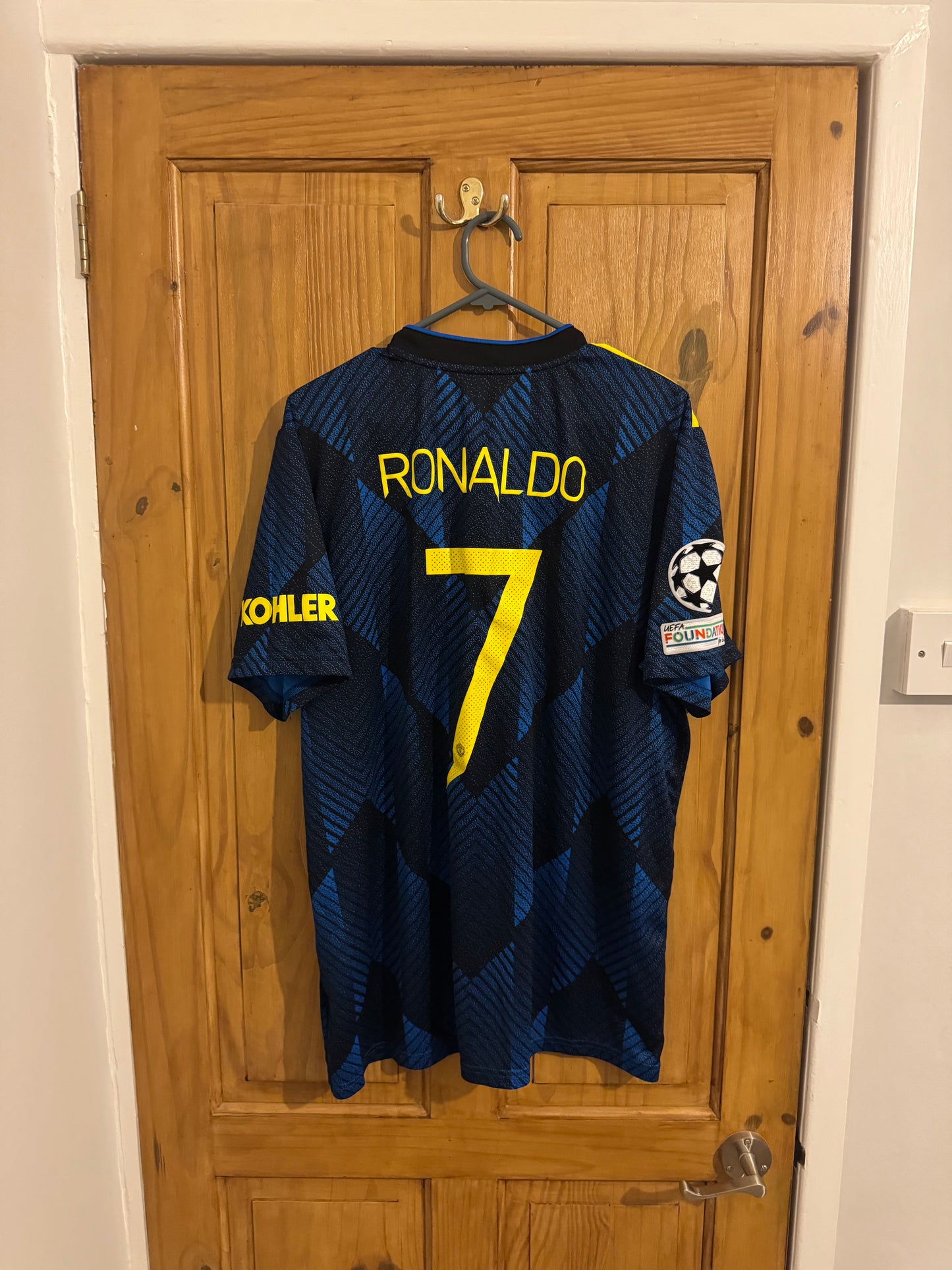 Manchester United Football Shirt - 2021 / 2022 - Third - XL - 7 Ronaldo CL Patch