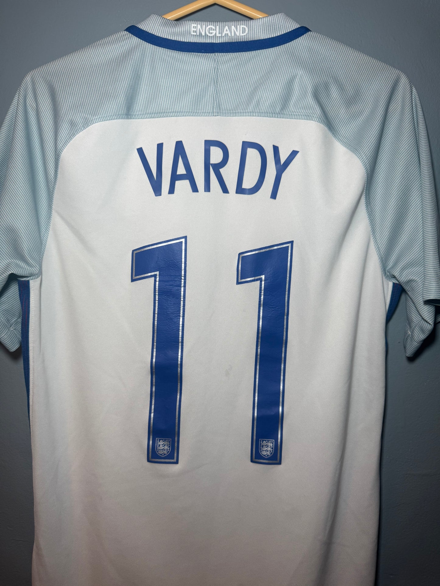 England Football Shirt - 2016 - Home - Small - #11 Jamie Vardy