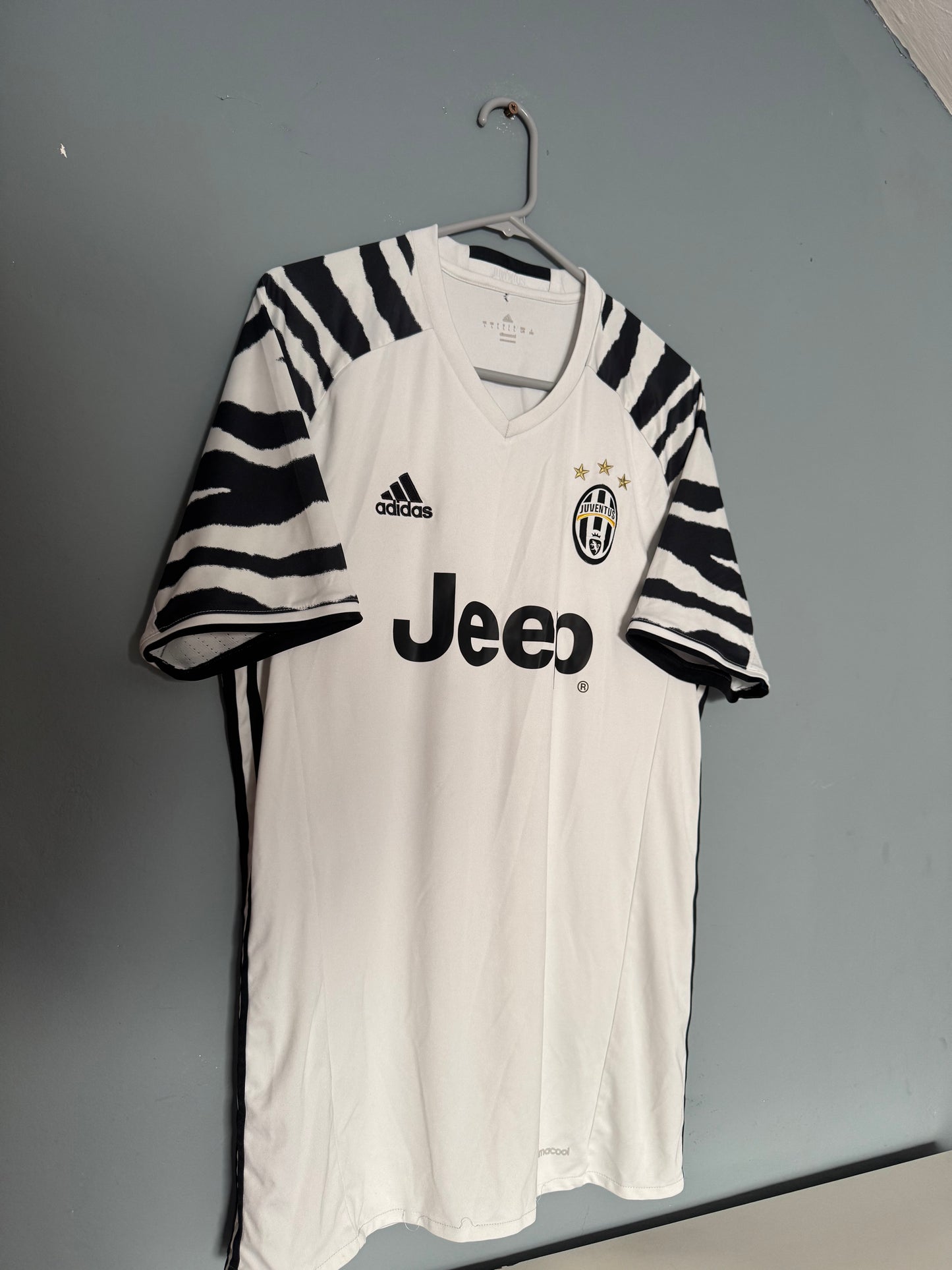 Juventus Football Shirt - 2016 / 2017 - Third - Large