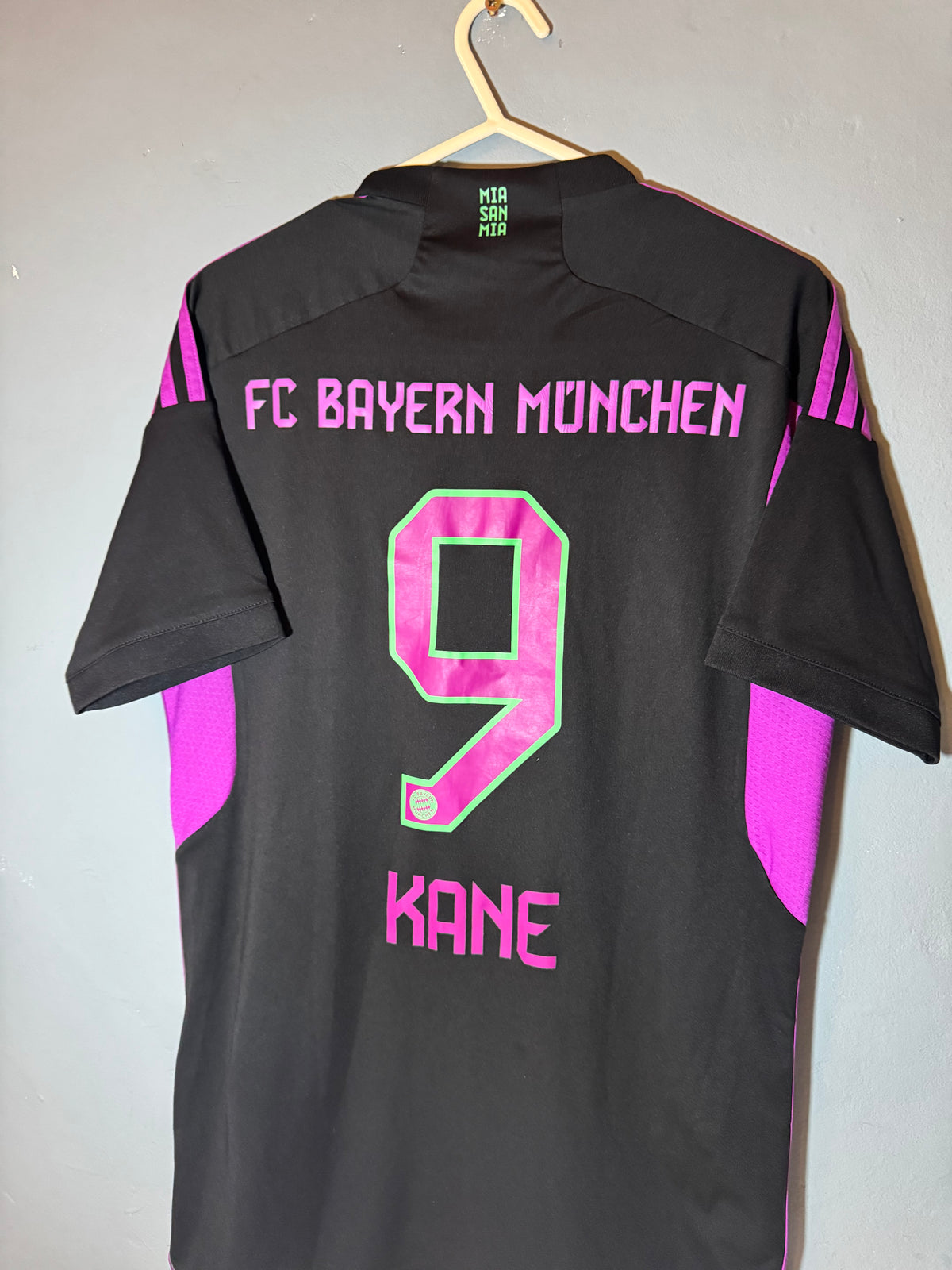 Bayern Munich Football Shirt - 2023 / 2024 - Away - Medium - #9 Harry Kane